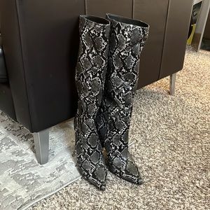 Steve Madden Snake skin boots NWOT SIZE 11